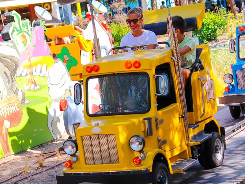 Convoy de Camiones — Parque Warner Madrid