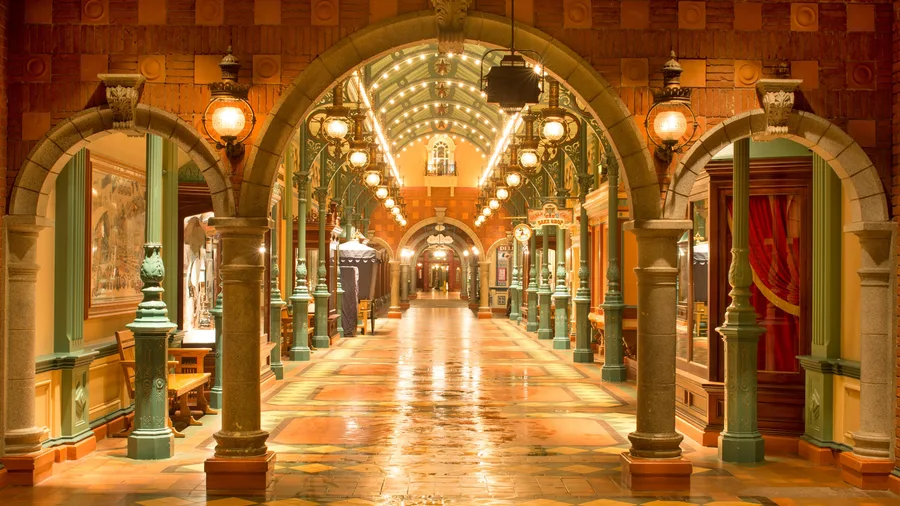 Discovery Arcade — Parc Disneyland