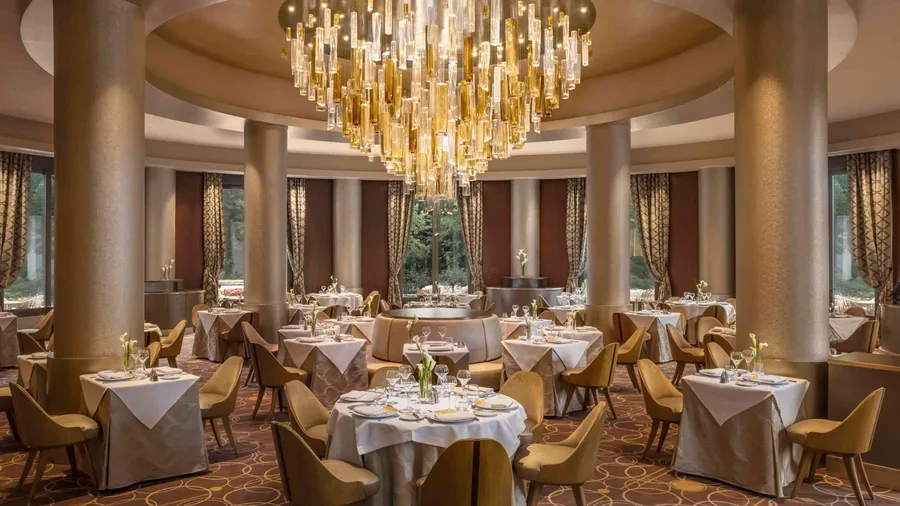 Manhattan Restaurant — Disney’s Hotel New York – The Art of Marvel
