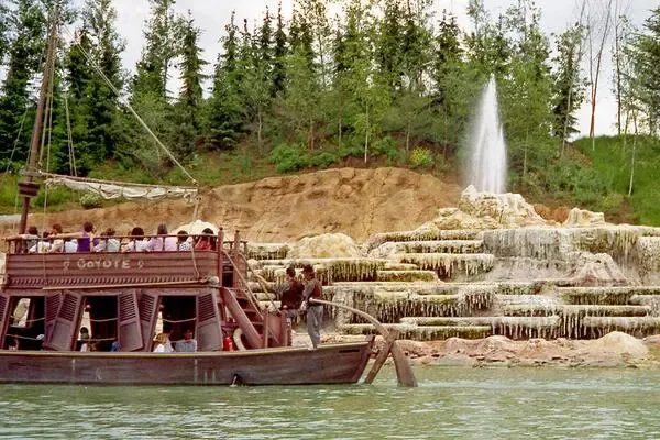 River Rogue Keelboats — Parc Disneyland
