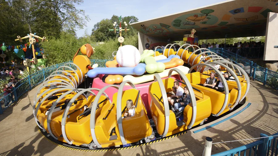 Slinky Dog Zigzag Spin — Disney Adventure World