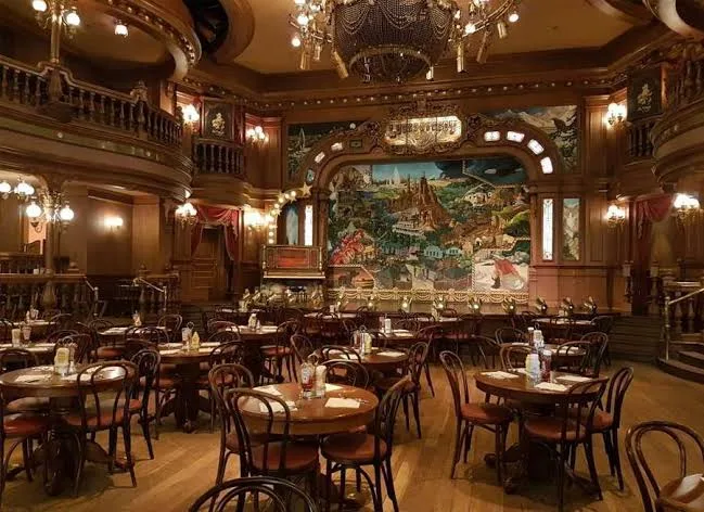 The Lucky Nugget Saloon — Parc Disneyland